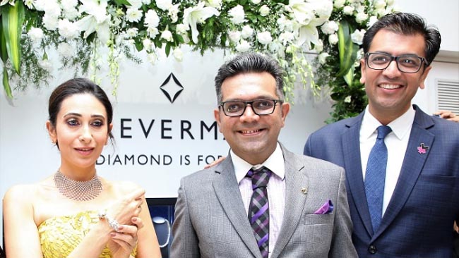 karisma-kapoor-launches-the-forevermark-festive-collection-at-om-jewellers