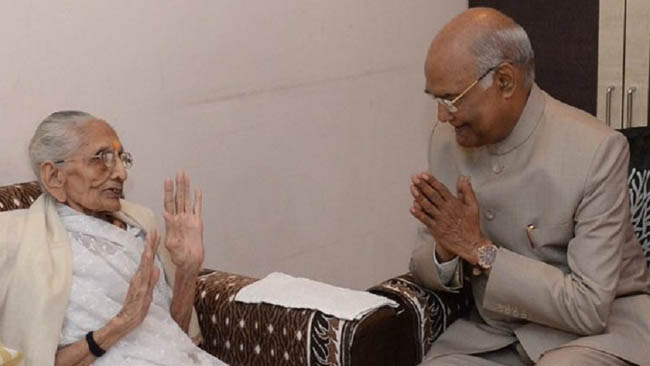 Kovind meets PM's mother in Gujarat, visits Jain centre