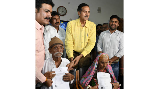 14 पाक विस्थापितों का सपना पूरा, कहलाएंगे भारत के नागरिक जिला कलक्टर श्री जगरूप सिंह यादव ने प्रदान किए प्रमाण पत्र भारत की नागरिकता मिलते ही गूंजा भारत माता की जय का उद्घोष