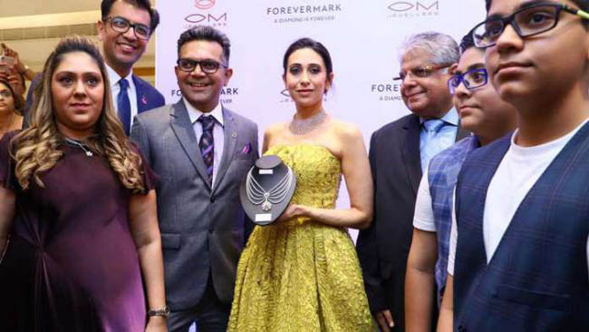 karisma-kapoor-launches-the-forevermark-festive-collection-at-om-jewellers