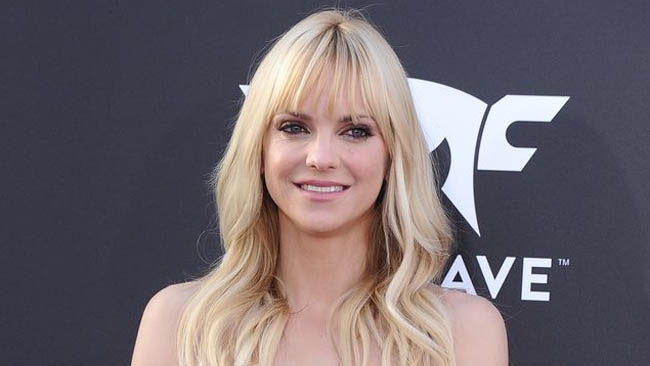 Anna Faris to star in, produce comedy 'Summer Madness'