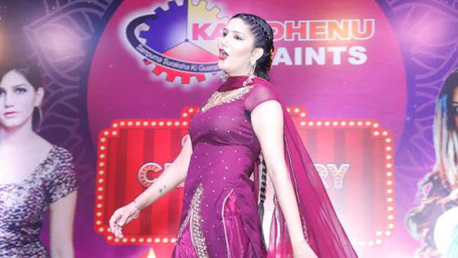 kamdhenu-paints-mega-contractors-meet-ends-with-sapna-choudhary-dance-performance