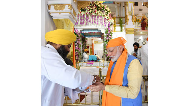 Prime Minister pays obeisance at Gurudwara Ber Sahib