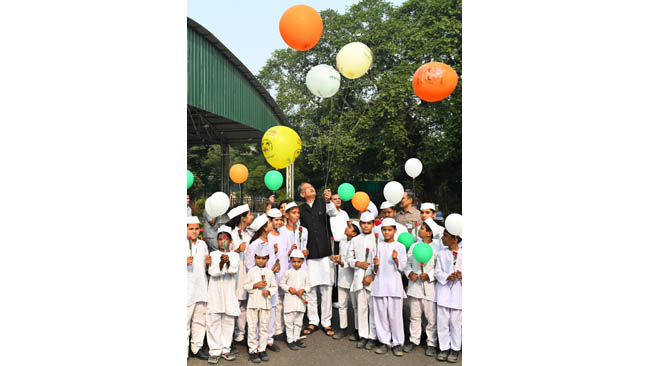 मुख्यमंत्री निवास पर बाल दिवस कार्यक्रम बच्चों में देश सेवा की प्रेरणा के लिए बाल साहित्य सुलभ कराएगी राज्य सरकार -मुख्यमंत्री