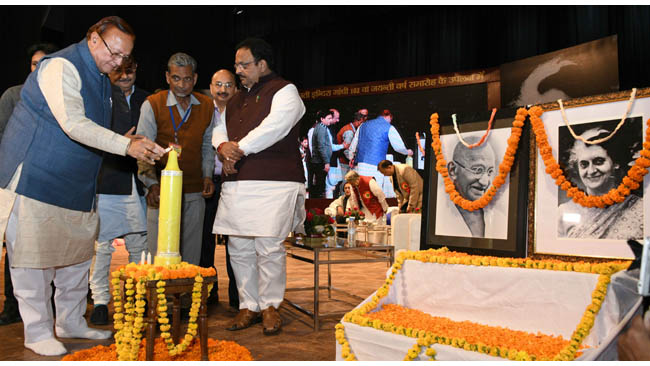 पूर्व प्रधानमंत्री स्व. इन्दिरा गांधी की 102 वीं जयन्ती अखिल भारतीय कवि सम्मेलन एवं मुशायरे का श्रोताओं ने लिया आनन्द कला-संगीत और साहित्य से व्यक्तित्व परिपूर्ण बनता है -कला, साहित्य एवं संस्कृति मंत्री