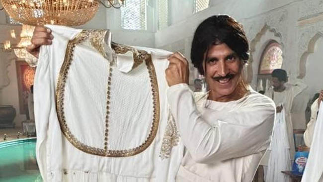 Akshay Kumar proudly shows off his costume’s ‘doodh si safedi’ but fans can’t get over his new hairstyle