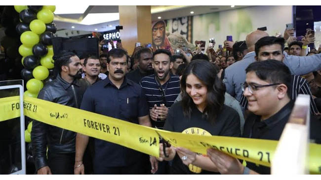 kareena-kapoor-khan-unveils-the-remodeled-all-new-forever-21-at-orion-mall-bangalore