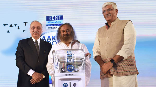 sri-sri-ravishankar-and-union-minister-for-jal-shakti-gajendra-singh-shekhawat-unveil-world-s-first-zero-water-wastage-technology-ro-water-purifier