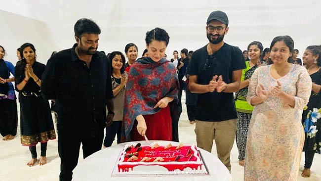 Kangana Ranaut celebrates Padma Shri honour with Thalaivi team in Chennai, cuts huge cake