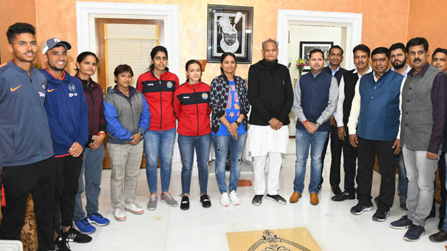 मुख्यमंत्री से मिले अंडर-19 भारतीय क्रिकेट टीम के दो खिलाड़ी