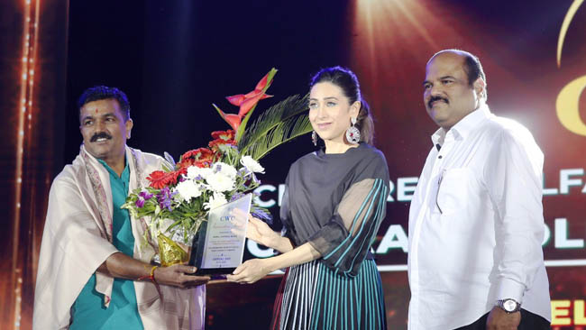 Karisma Kapoor, Sunil Shetty, Sonali Bendre, Aditya Pancholi, Chunky Pandey and others add glitter to the annual day celebration of the Children Welfare Centre High School