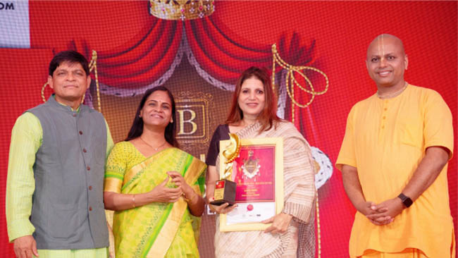 VIBGYOR Group of Schools' Vice Chairperson awarded the ET NOW Business Leader of the Year Award