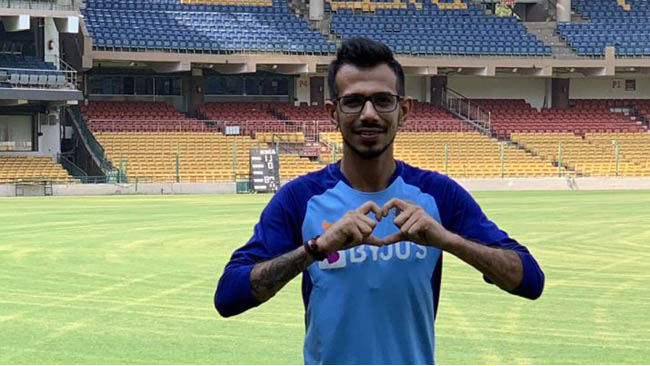 Chahal wears mask on way to Dharamsala for first ODI