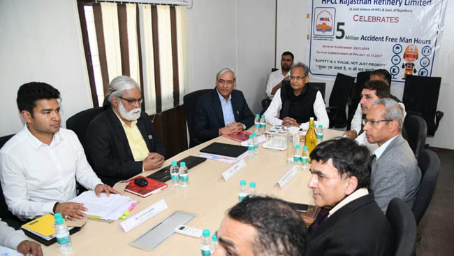 पचपदरा में समीक्षा बैठक प्रदेश में रिफाइनरी के साथ ही नए तेल अन्वेषण कार्यों को भी प्राथमिकता - मुख्यमंत्री