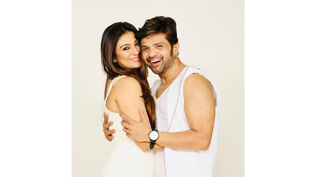 himesh-composes-a-beautiful-classic-romantic-song-called-aashna-for-his-wife-sonia-on-their-second-anniversary