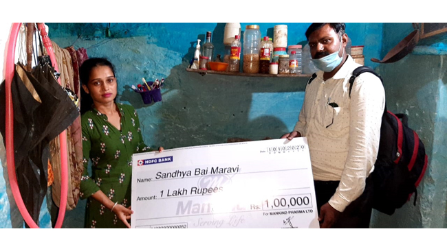 Mankind Pharma rewarded Sandhya Marawi with 1 Lakh rupees