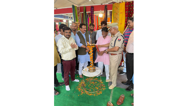 नेशनल आर्ट एन्ड क्राफ्ट सिल्क प्रदर्शनी जवाहर कला केन्द्र जयपुर में माननीय केंद्रीय कानून विधि मंत्री श्री एस पी बघेल ने किया उद्घाटन