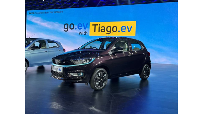 Tata Motors commences deliveries of the ‘Fastest Booked’ EV in India! Hands over the 1st batch of 2000 Tiago.evs to customers, across 133 cities