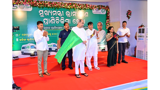 tata-motors-delivers-181-winger-veterinary-vans-to-the-government-of-odisha