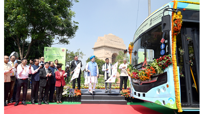 tata-motors-delivers-first-of-its-kind-hydrogen-fuel-cell-powered-buses-to-indian-oil
