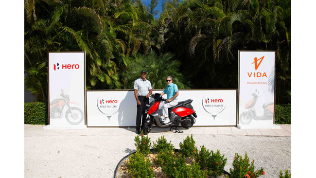 Tiger Woods and Dr Pawan Munjal with the VIDA V1 at the Hero World Challenge 2023