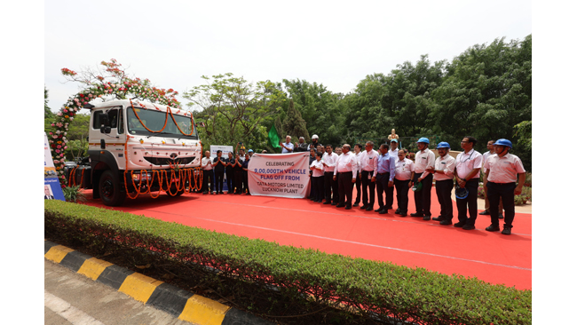 Tata Motors celebrates 9,00,000th vehicle rollout from its Lucknow facility