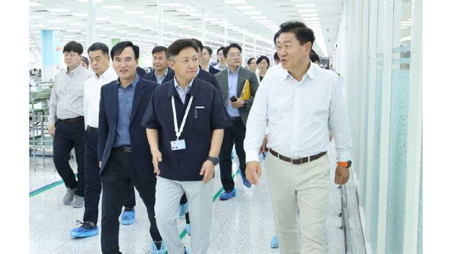 vice-chairman-and-ceo-jh-han-visits-noida-factory-signaling-growing-importance-of-indiafor-samsung