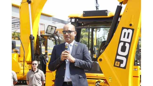 jcb-india-launches-its-largest-ever-52-tonne-excavator-at-excon-2025-showcases-line-up-of-technologically-advanced-product-solutions